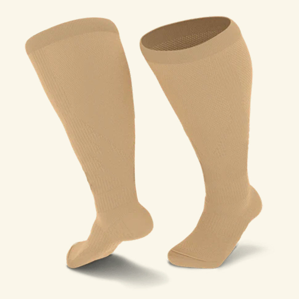 Chaussettes de compression beiges, parfaites pour améliorer la circulation sanguine et prévenir les varices.